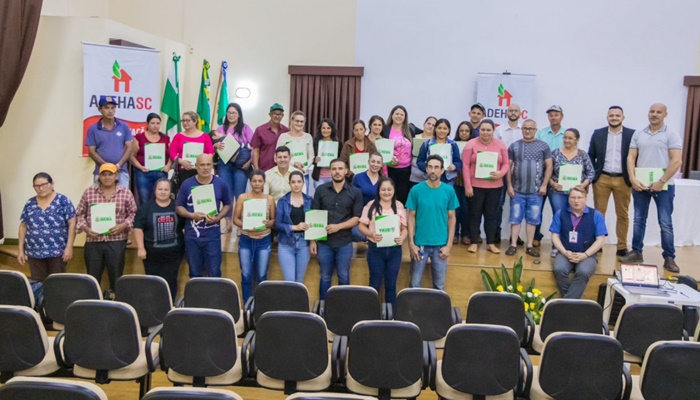 Ibema - Prefeitura realizou a entrega das matrículas aos moradores do núcleo urbano municipal do bairro Fátima 